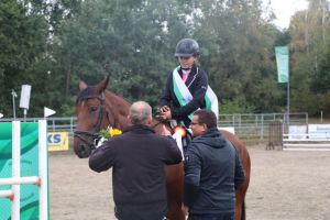 Janine Beier mit Florida wurde Kreismeisterin bei den Damen im Springen.
